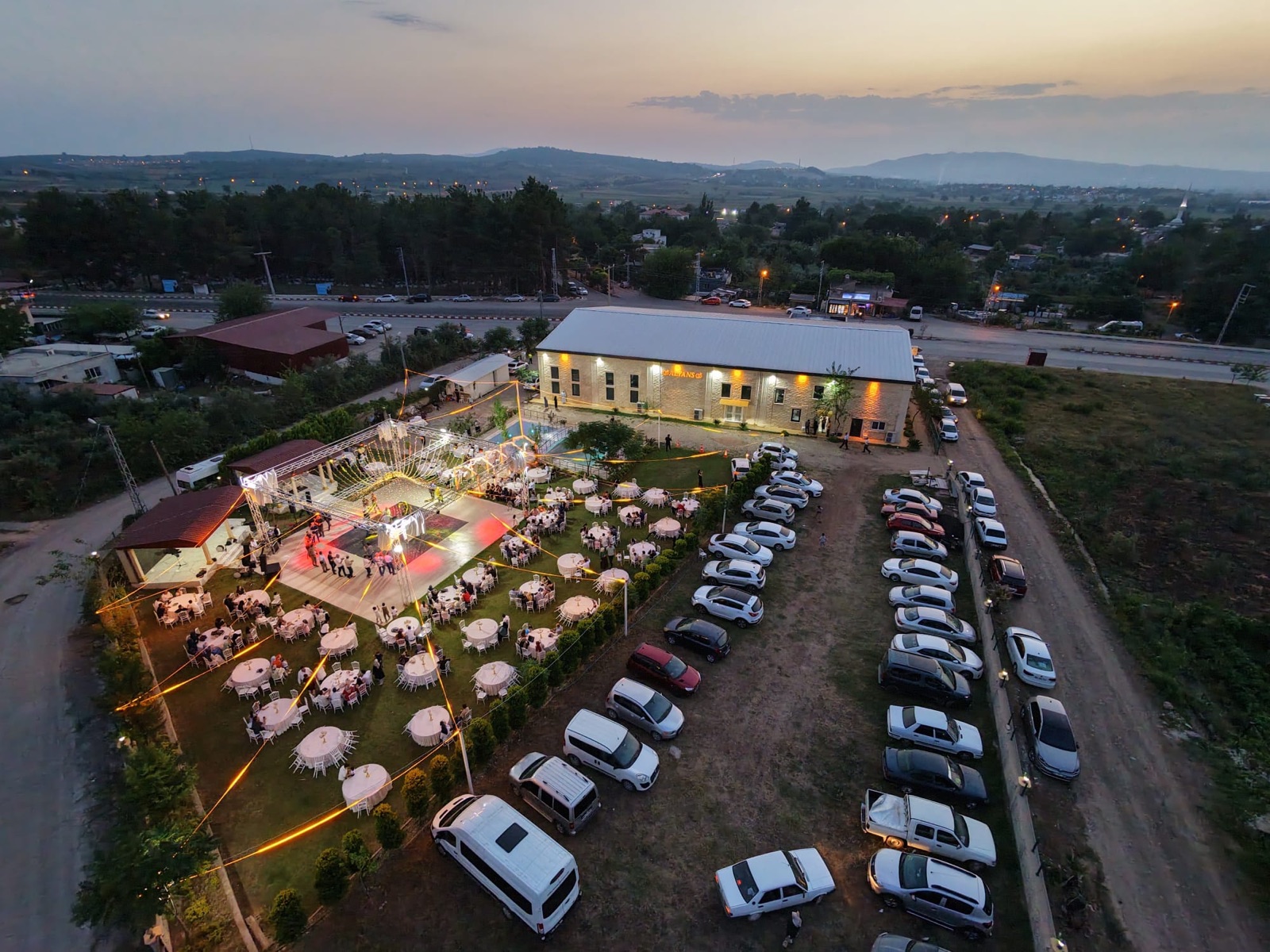 Alyans Garden bahçesi ve salonun akşam drone görüntüsü