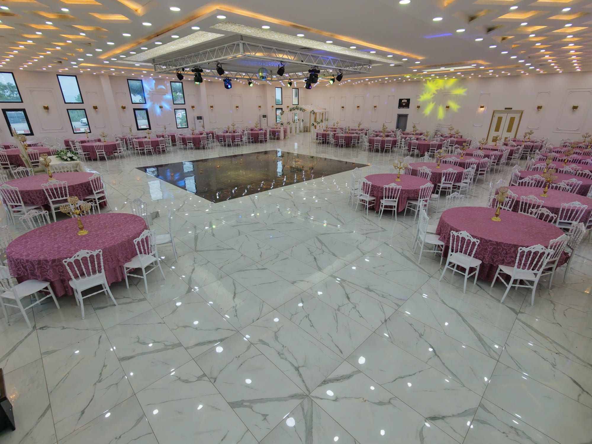 Alyans Garden geniş dans alanı ve sahne