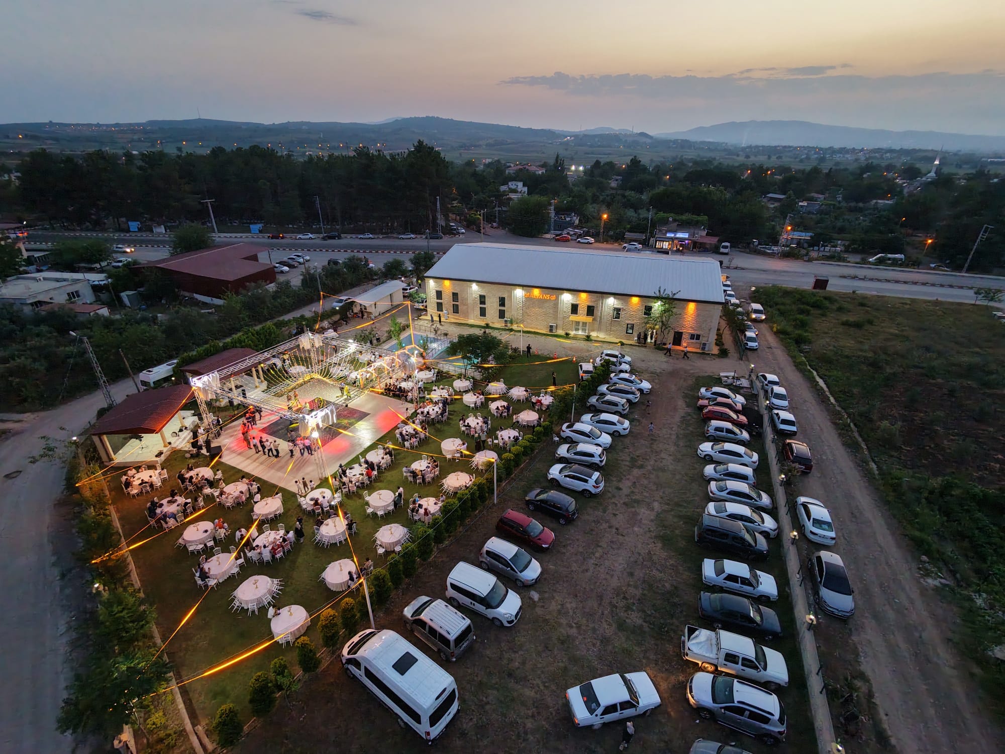 Alyans Garden bahçesi ve salonun akşam drone görüntüsü