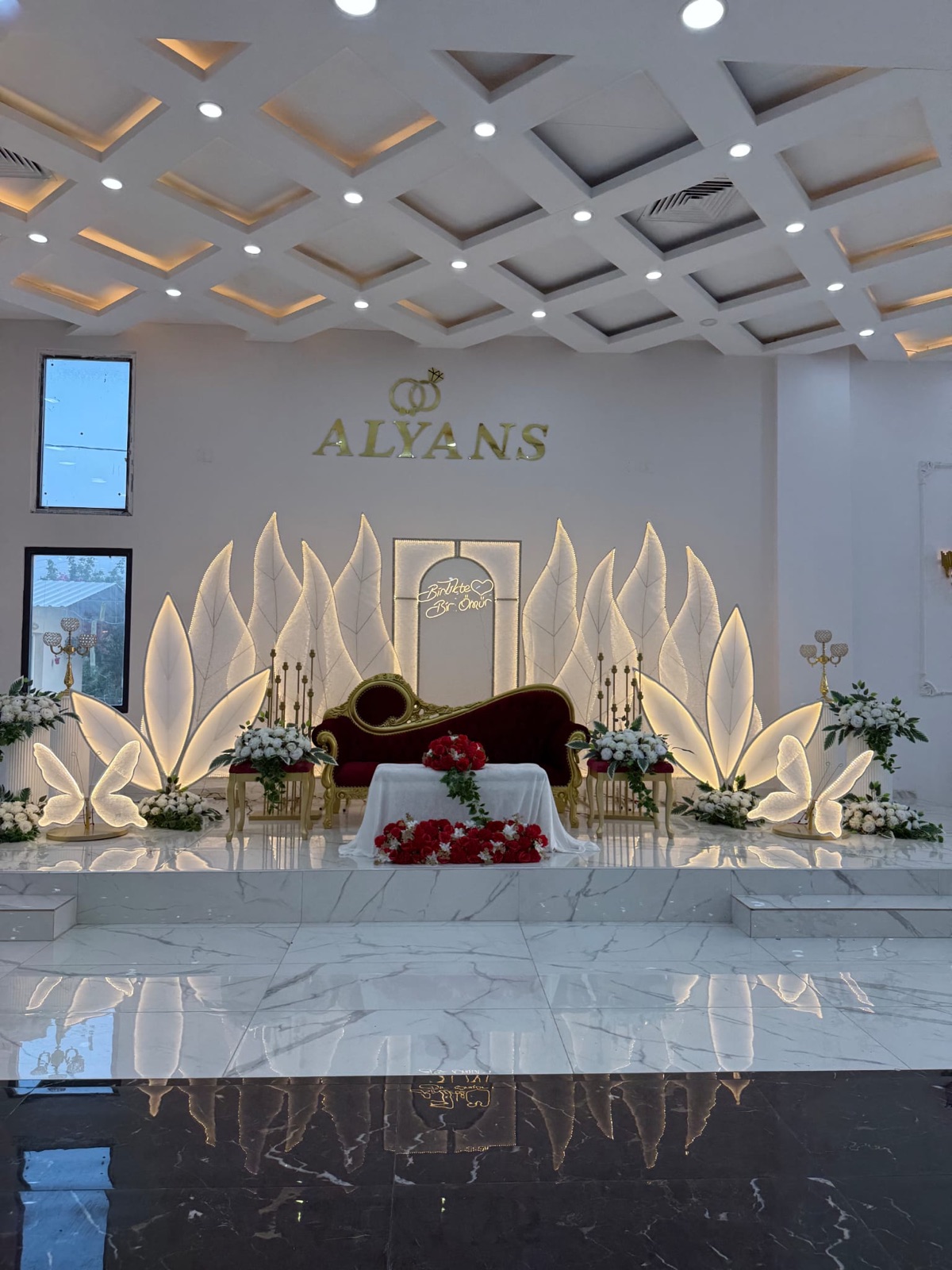 Alyans Garden kırmızı konseptli sahne