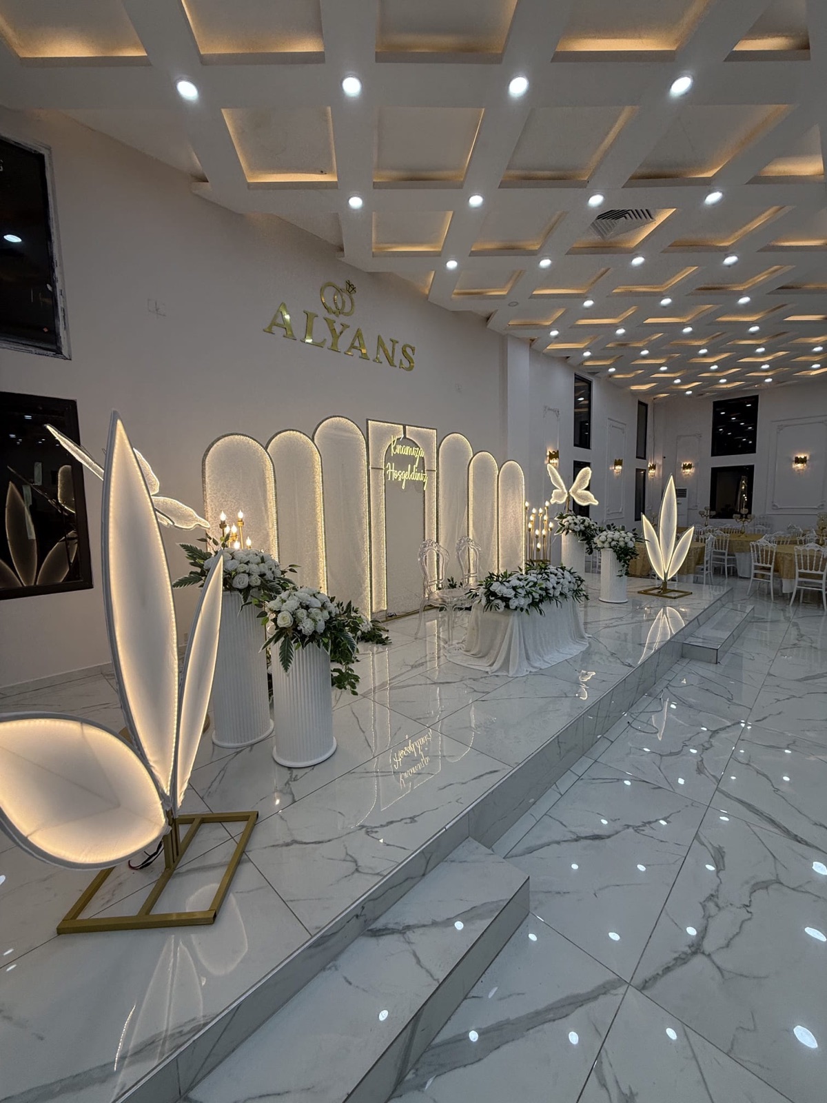 Yaprak konseptli Alyans Garden sahnesi