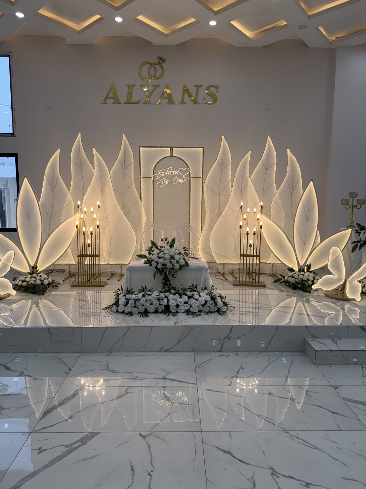 Alyans Garden beyaz yaprak konseptli sahne